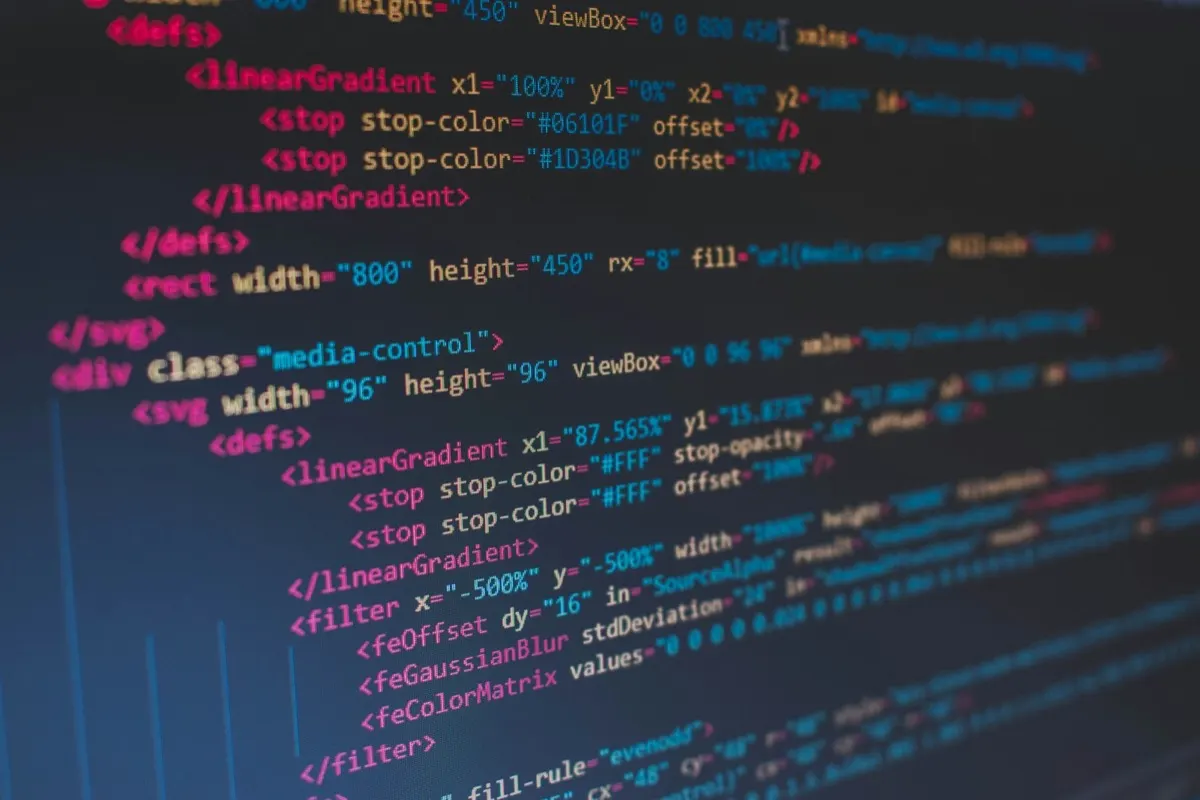 Programador PHP freelancer escrevendo código para sistema em PHP e Laravel