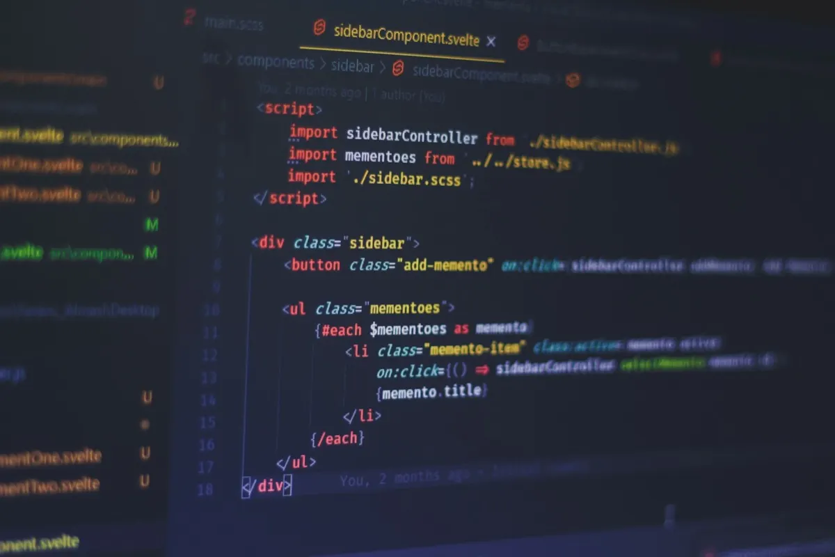 Desenvolvedor Laravel trabalhando em projeto web com PHP e arquitetura moderna